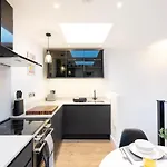The Upside Down Eco House - Free Parking With No Height Restrictions Casa de Férias *