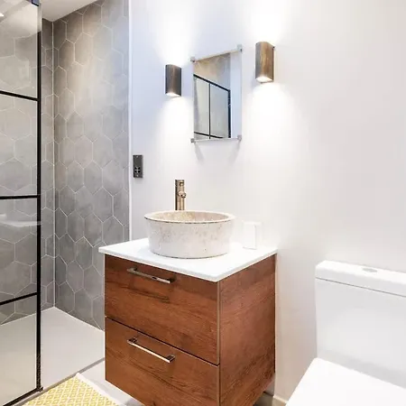 Dom wakacyjny The Upside Down Eco House - Free Parking With No Height Restrictions Bristol