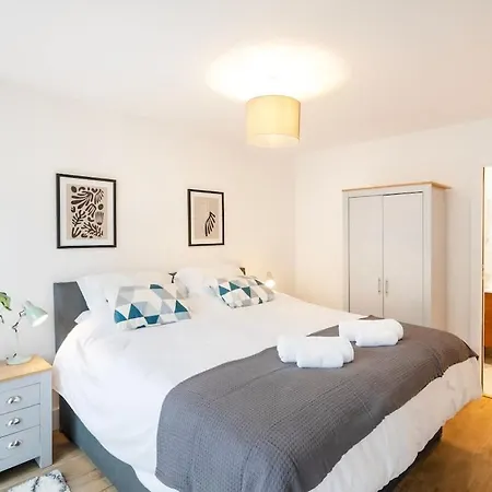 The Upside Down Eco House - Free Parking With No Height Restrictions *