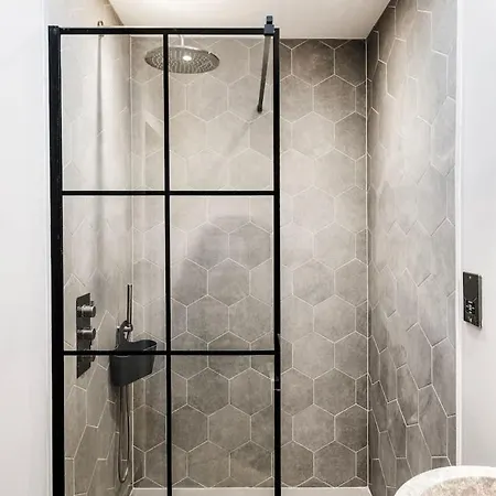 The Upside Down Eco House - Free Parking With No Height Restrictions Bristol