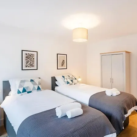 The Upside Down Eco House - Free Parking With No Height Restrictions Ferienhaus