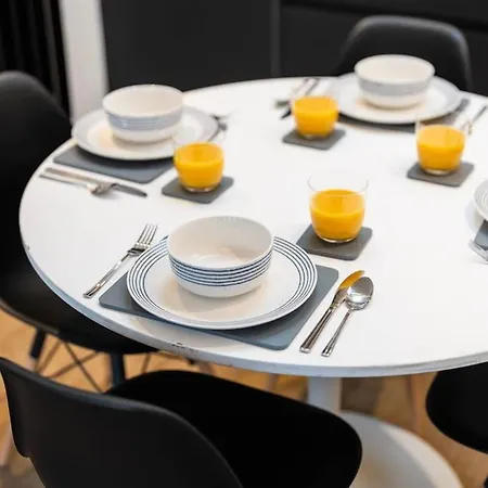 The Upside Down Eco House - Free Parking With No Height Restrictions