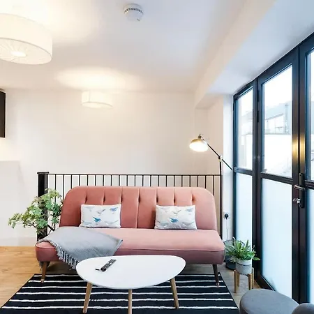 The Upside Down Eco House - Free Parking With No Height Restrictions Dom wakacyjny Bristol