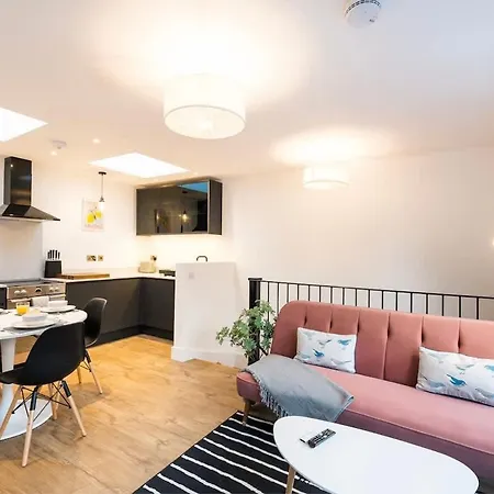 The Upside Down Eco House - Free Parking With No Height Restrictions * Bristol