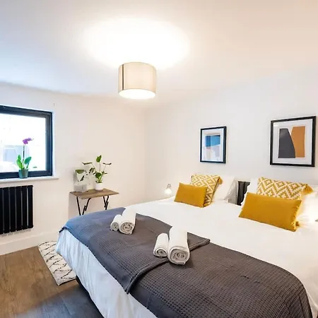 The Upside Down Eco House - Free Parking With No Height Restrictions Ferienhaus Bristol