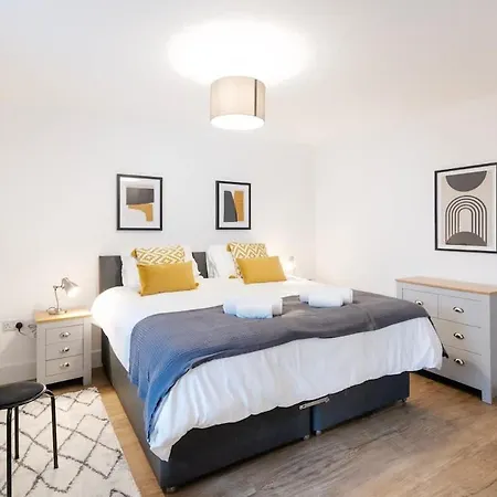 The Upside Down Eco House - Free Parking With No Height Restrictions Bristol