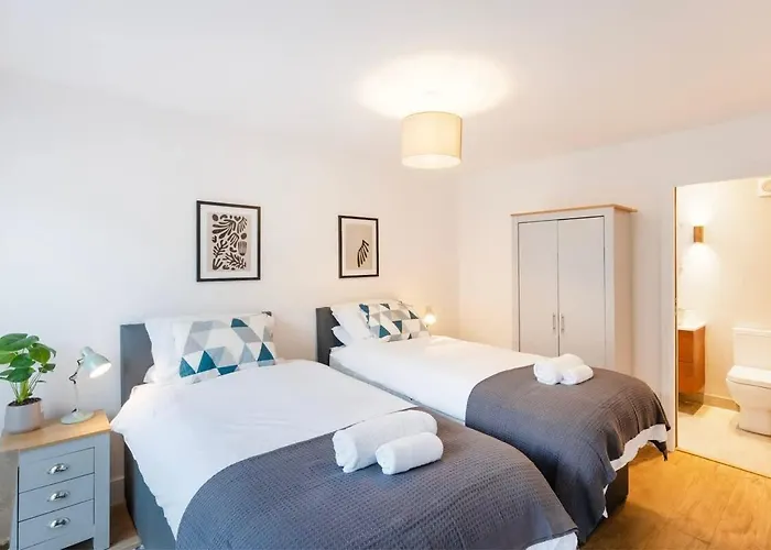 The Upside Down Eco House - Free Parking With No Height Restrictions Holiday home