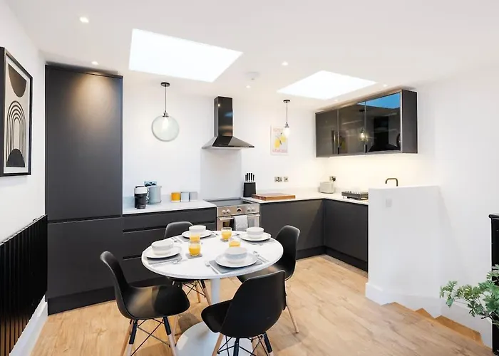 The Upside Down Eco House - Free Parking With No Height Restrictions *