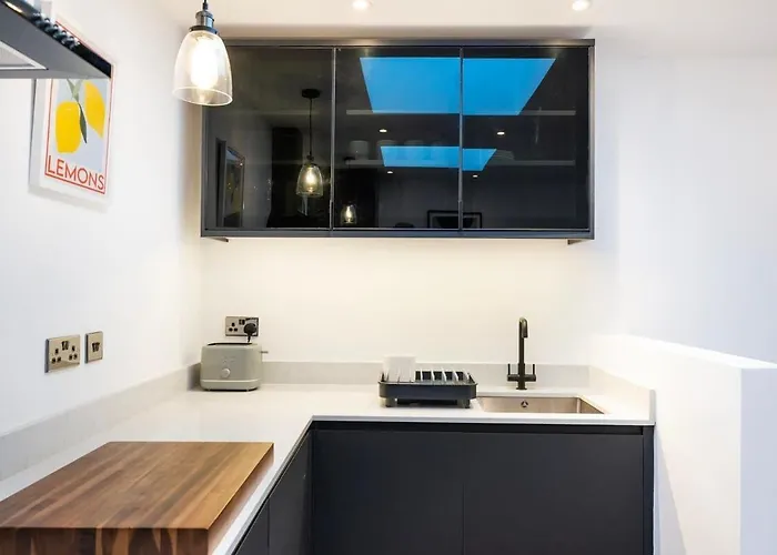 The Upside Down Eco House - Free Parking With No Height Restrictions Bristol