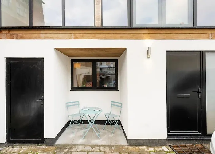 The Upside Down Eco House - Free Parking With No Height Restrictions