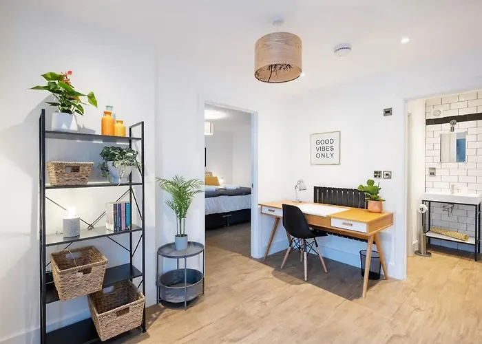 The Upside Down Eco House - Free Parking With No Height Restrictions