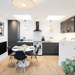 The Upside Down Eco House - Free Parking With No Height Restrictions Holiday home *