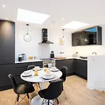 The Upside Down Eco House - Free Parking With No Height Restrictions *
