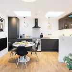 The Upside Down Eco House - Free Parking With No Height Restrictions Holiday home
