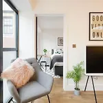 The Upside Down Eco House - Free Parking With No Height Restrictions * Bristol