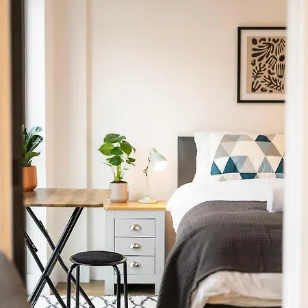 Casa de Férias The Upside Down Eco House - Free Parking With No Height Restrictions *