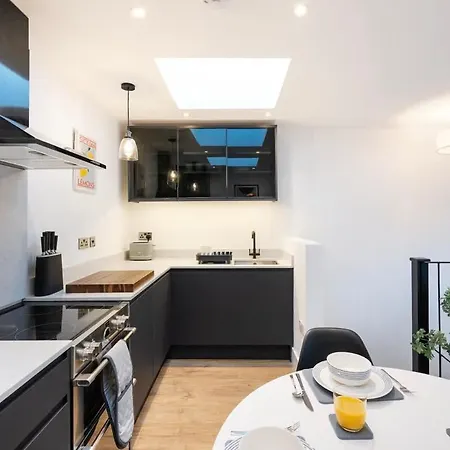 펜션 The Upside Down Eco House - Free Parking With No Height Restrictions *