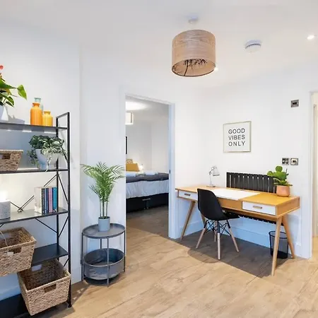 The Upside Down Eco House - Free Parking With No Height Restrictions