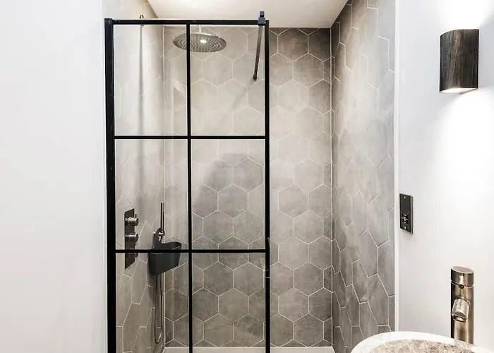 The Upside Down Eco House - Free Parking With No Height Restrictions بريستول