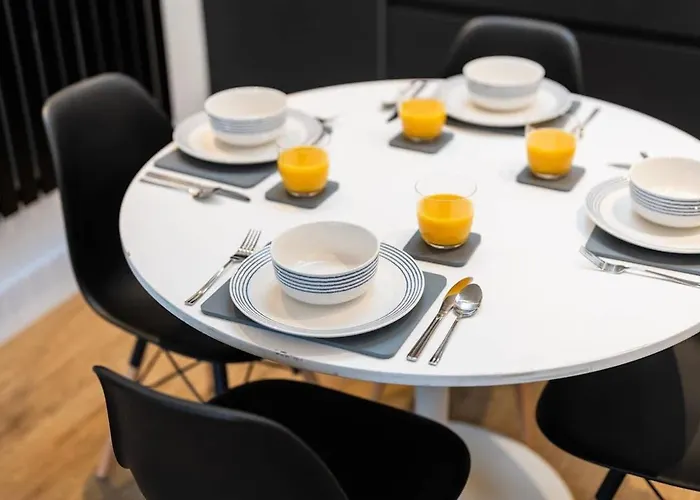 The Upside Down Eco House - Free Parking With No Height Restrictions