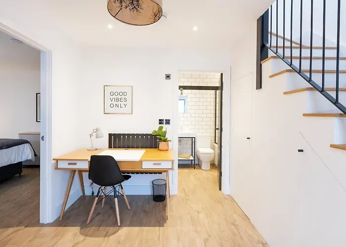 بيت للعطل The Upside Down Eco House - Free Parking With No Height Restrictions بريستول